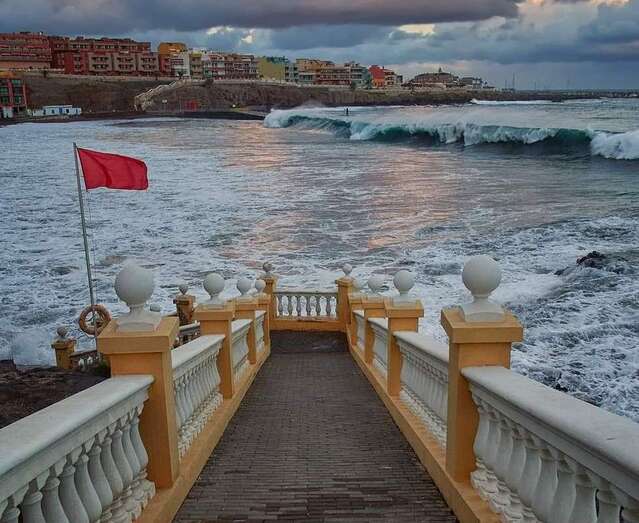 Imagen de oleaje en la playa de este Melenara este sábado/Miguel Guti.